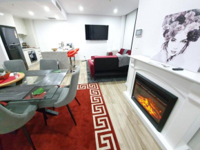 Lavish Quarters - 2 bed 2 bath, parking, sleeps 5, indoor & outdoor pool, spa,sauna,gym - No parties